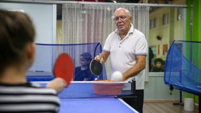 Hatay'da 50 yıllık raketi çocuklar için sallıyor