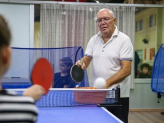 Hatay'da 50 yıllık raketi çocuklar için sallıyor