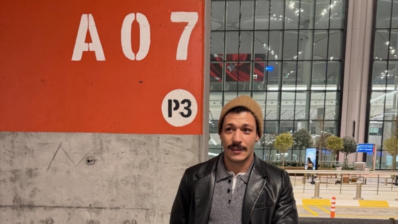 Kubilay Aka toynak ayakkabı modasına uydu! Milano'dan kareler var