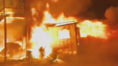 Hatay'da işçilerin kaldığı konteyner yatakhane yandı