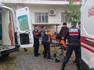 Antalya'da babasını ve yengesini vurdu