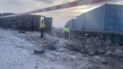 Kars'ta yük treninin kamyona çarpması sonucu yaşanan kazada 1 kişi hayatını kaybetti
