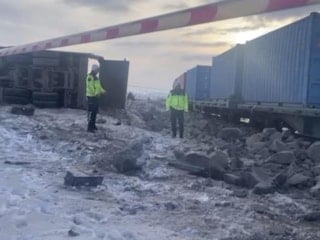 Kars'ta yük treninin kamyona çarpması sonucu yaşanan kazada 1 kişi hayatını kaybetti