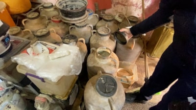 Şanlıurfa'da bir bakkalda yapılan denetimlerde bozulmuş ve tarihi geçmiş ürünler bulundu