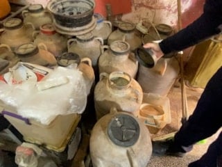 Şanlıurfa'da bir bakkalda yapılan denetimlerde bozulmuş ve tarihi geçmiş ürünler bulundu