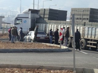 Batman'da otomobil, tır dorsesinin altında kaldı