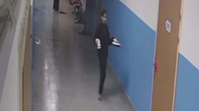 Muğla'da öğrenci, paspaslanan alanı kirletmemek için ayakkabılarını çıkardı