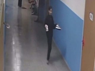 Muğla'da öğrenci, paspaslanan alanı kirletmemek için ayakkabılarını çıkardı