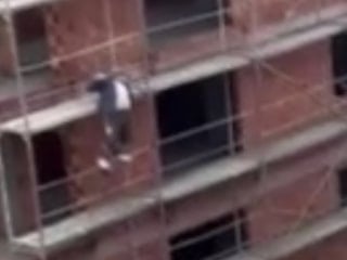 İstanbul'da bir işçi kavgaya yetişmek için inşaat iskelesinden kıvrak hareketlerle indi