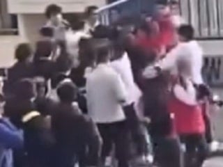 İzmir'de öğrencilerin birbirine girdiği kavga kameraya yansıdı