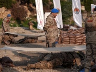 Jandarma komandolar, İzmir'de gerçekleştirilen 'Savaşçı Yarışması'nda mücadele ediyor