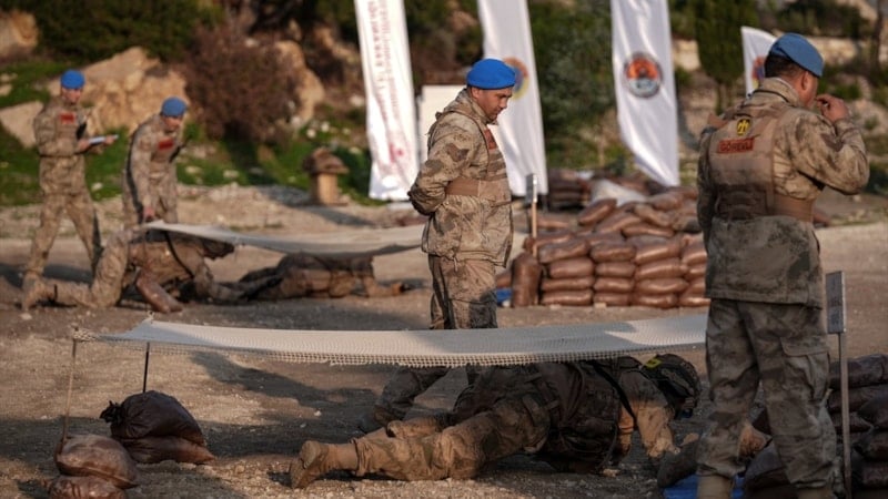 Jandarma komandolar, İzmir'de gerçekleştirilen 'Savaşçı Yarışması'nda mücadele ediyor