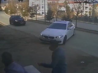 Adana'da göz göre göre kaza: Yıkama dükkanından çıkan araca çarptı