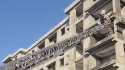 Osmaniye'de işçiler elektrik kesintisi nedeniyle iskelede mahsur kaldı