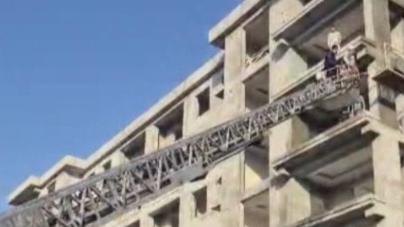 Osmaniye'de işçiler elektrik kesintisi nedeniyle iskelede mahsur kaldı