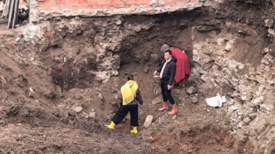 Bursa'da temel için kazılan yerden mezar kalıntıları çıktı