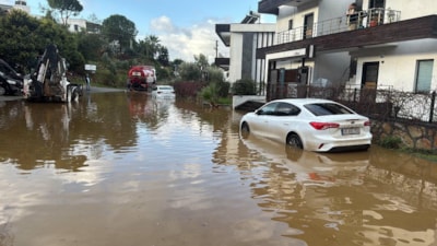 Muğla'da sağanak: Evin istinat duvarı çöktü, yollar göle döndü
