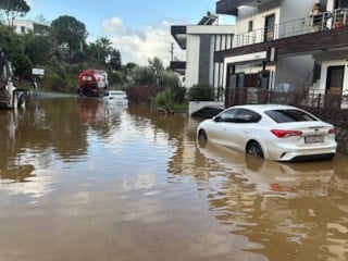 Muğla'da sağanak: Evin istinat duvarı çöktü, yollar göle döndü