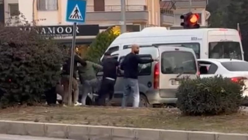 Mersin'de trafik ışıklarında sürücüyü darbeden 5 kişi gözaltında
