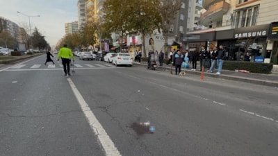 Diyarbakır'da otomobilin çarptığı yaya ağır yaralandı: Sürücüler birbirlerinin üstüne yürüdü