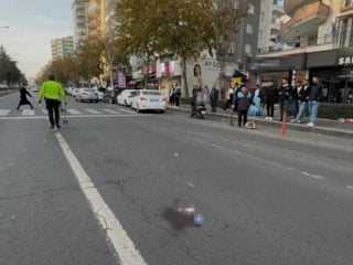 Diyarbakır'da otomobilin çarptığı yaya ağır yaralandı: Sürücüler birbirlerinin üstüne yürüdü