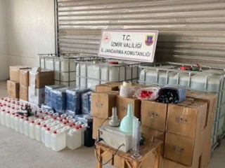 İzmir'de sahte alkol operasyonu: 1 milyon 500 bin TL değerinde ürün ele geçirildi