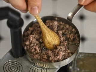 Minyatür mutfakta büyük hayaller: Türk ve dünya Lezzetleri tek lokmalık sanata dönüşüyor