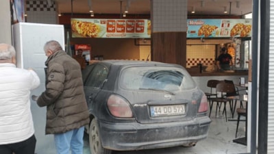 Malatya'da kontrolden çıkan otomobilin döner salonuna girdiği anlar kameraya yansıdı