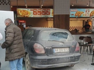 Malatya'da kontrolden çıkan otomobilin döner salonuna girdiği anlar kameraya yansıdı