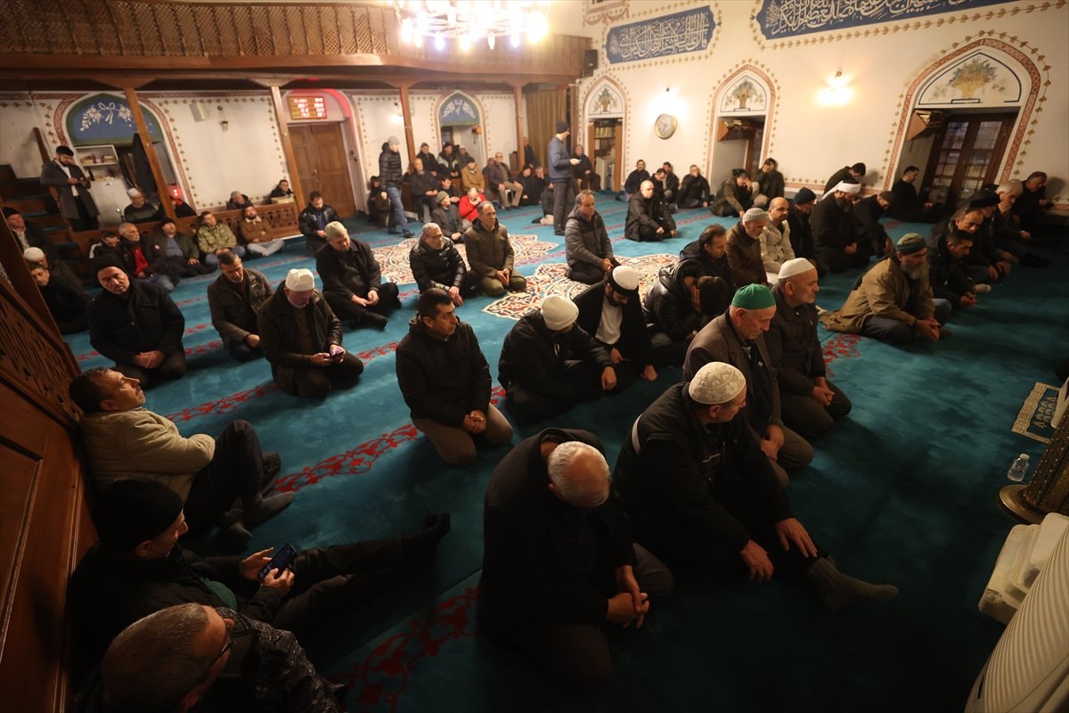 Türkiye genelinde Regaip Kandili camilerde dualarla idrak edildi