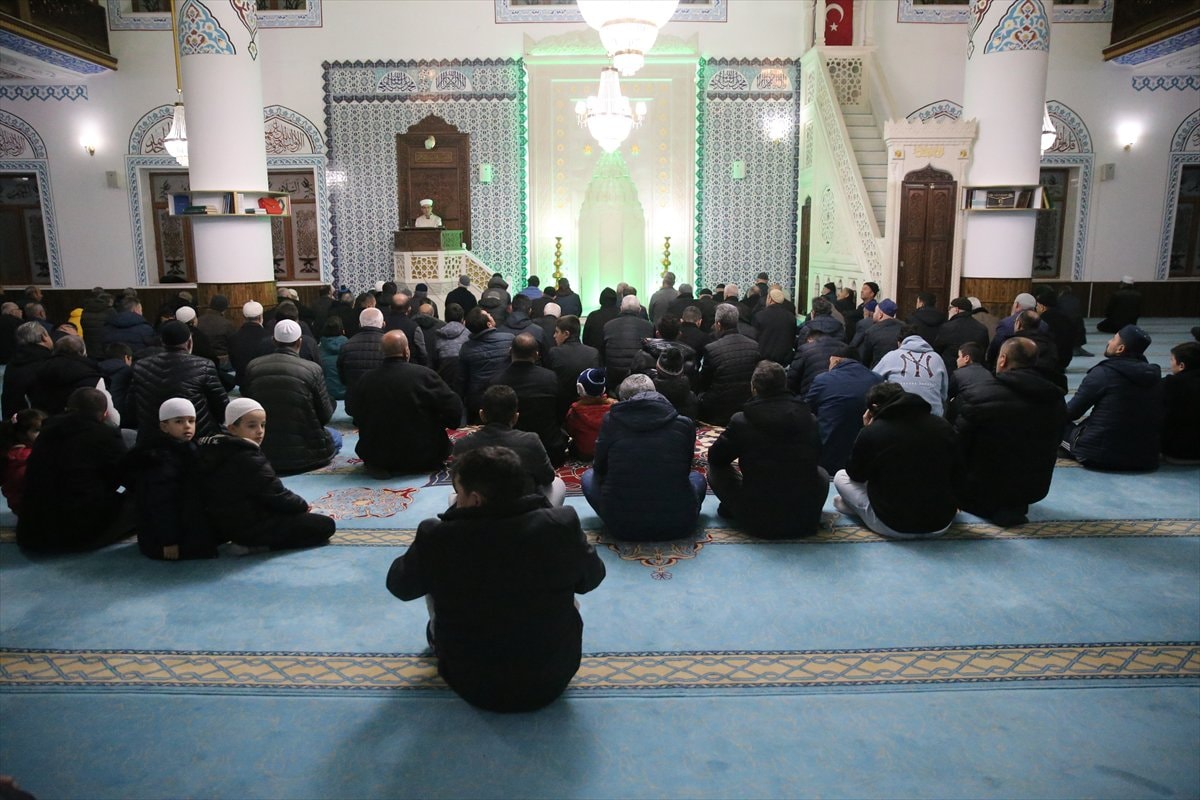 Türkiye genelinde Regaip Kandili camilerde dualarla idrak edildi