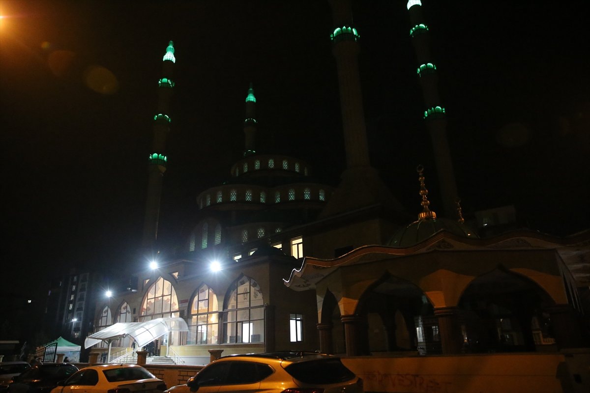 Türkiye genelinde Regaip Kandili camilerde dualarla idrak edildi