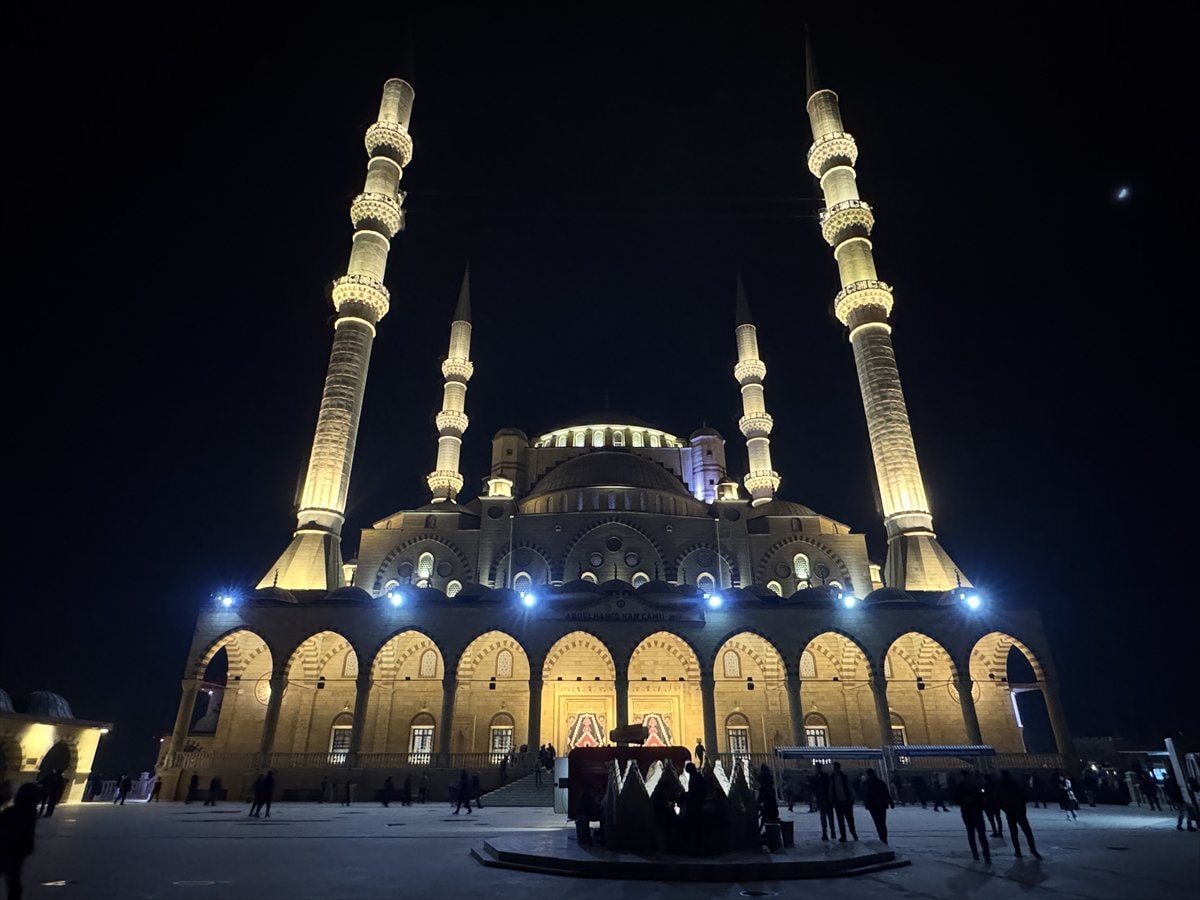 Türkiye genelinde Regaip Kandili camilerde dualarla idrak edildi