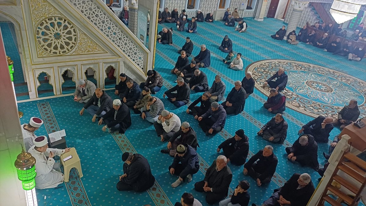 Türkiye genelinde Regaip Kandili camilerde dualarla idrak edildi