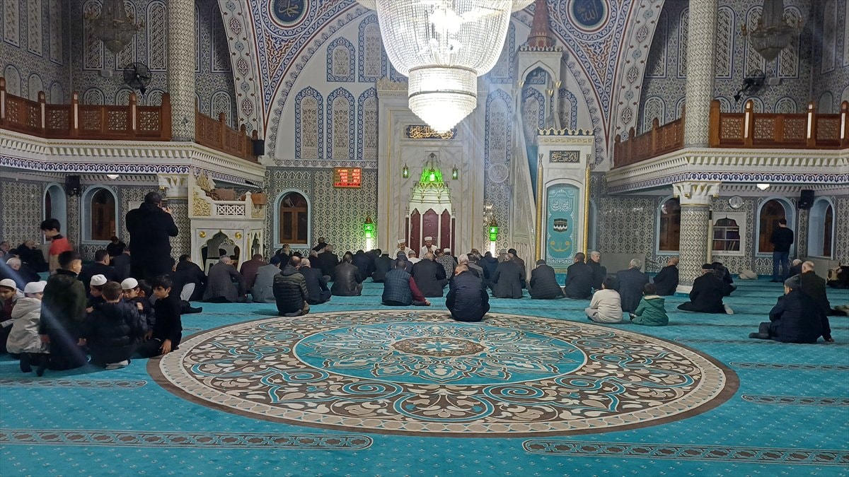 Türkiye genelinde Regaip Kandili camilerde dualarla idrak edildi