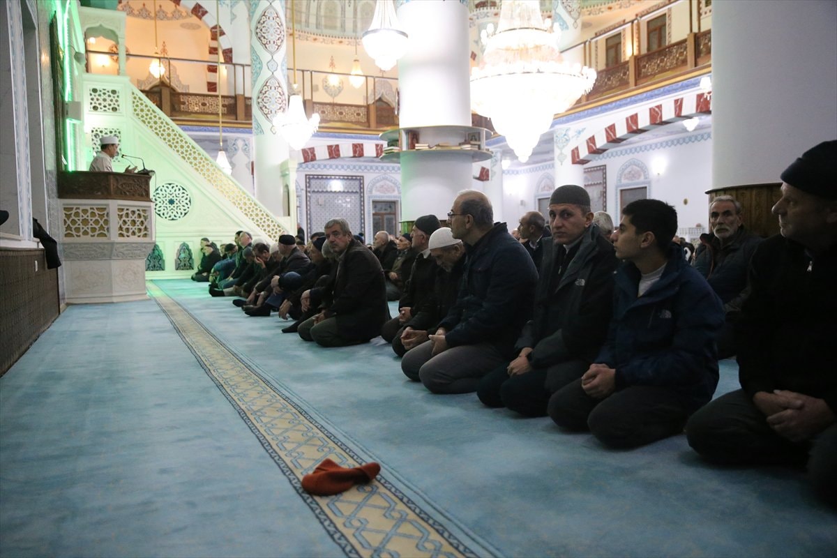 Türkiye genelinde Regaip Kandili camilerde dualarla idrak edildi