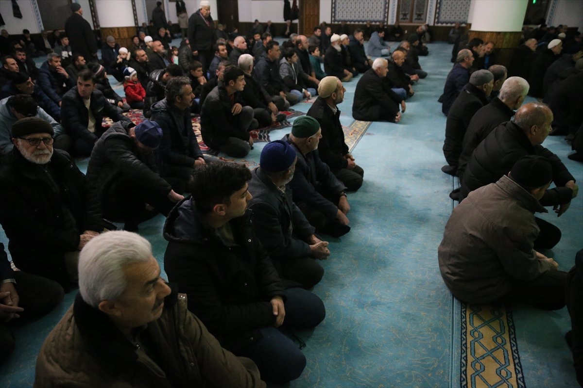 Türkiye genelinde Regaip Kandili camilerde dualarla idrak edildi