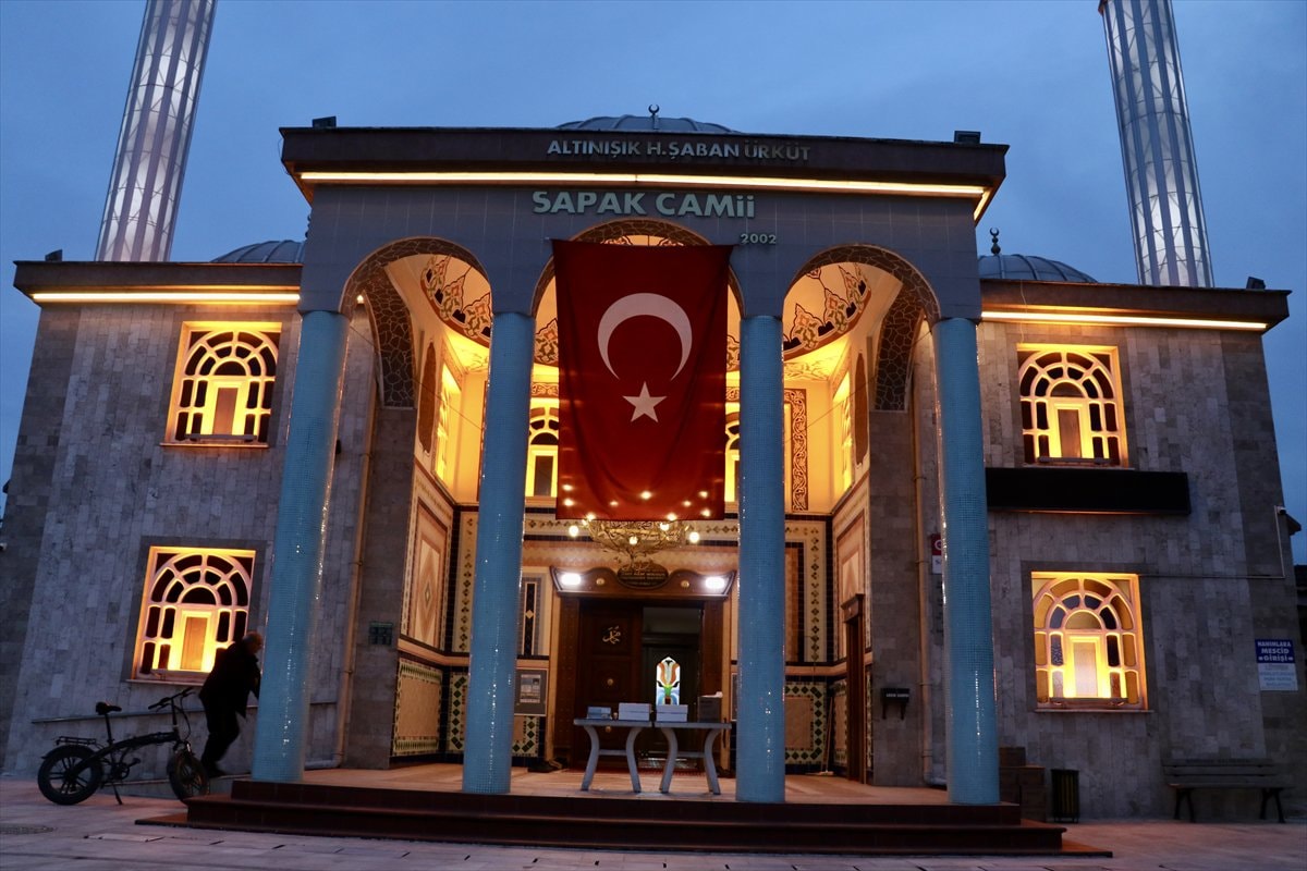 Türkiye genelinde Regaip Kandili camilerde dualarla idrak edildi