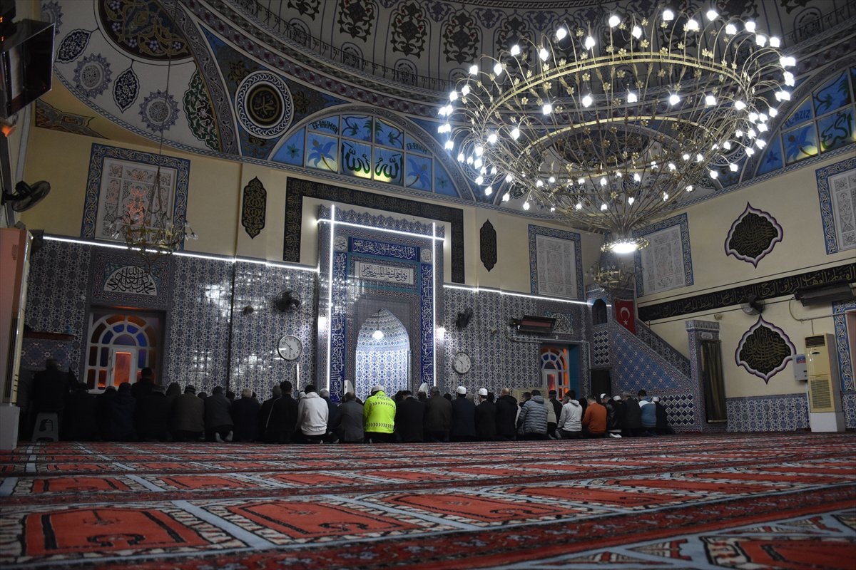 Türkiye genelinde Regaip Kandili camilerde dualarla idrak edildi