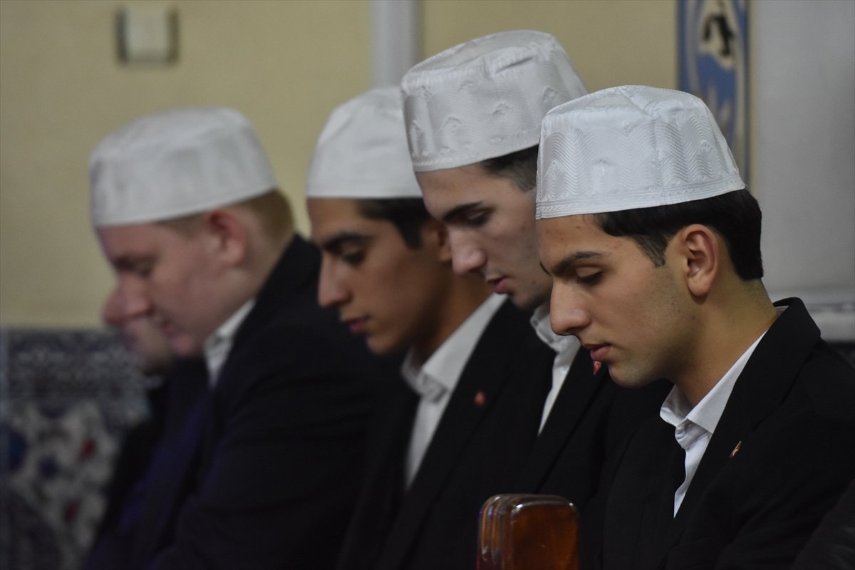 Türkiye genelinde Regaip Kandili camilerde dualarla idrak edildi