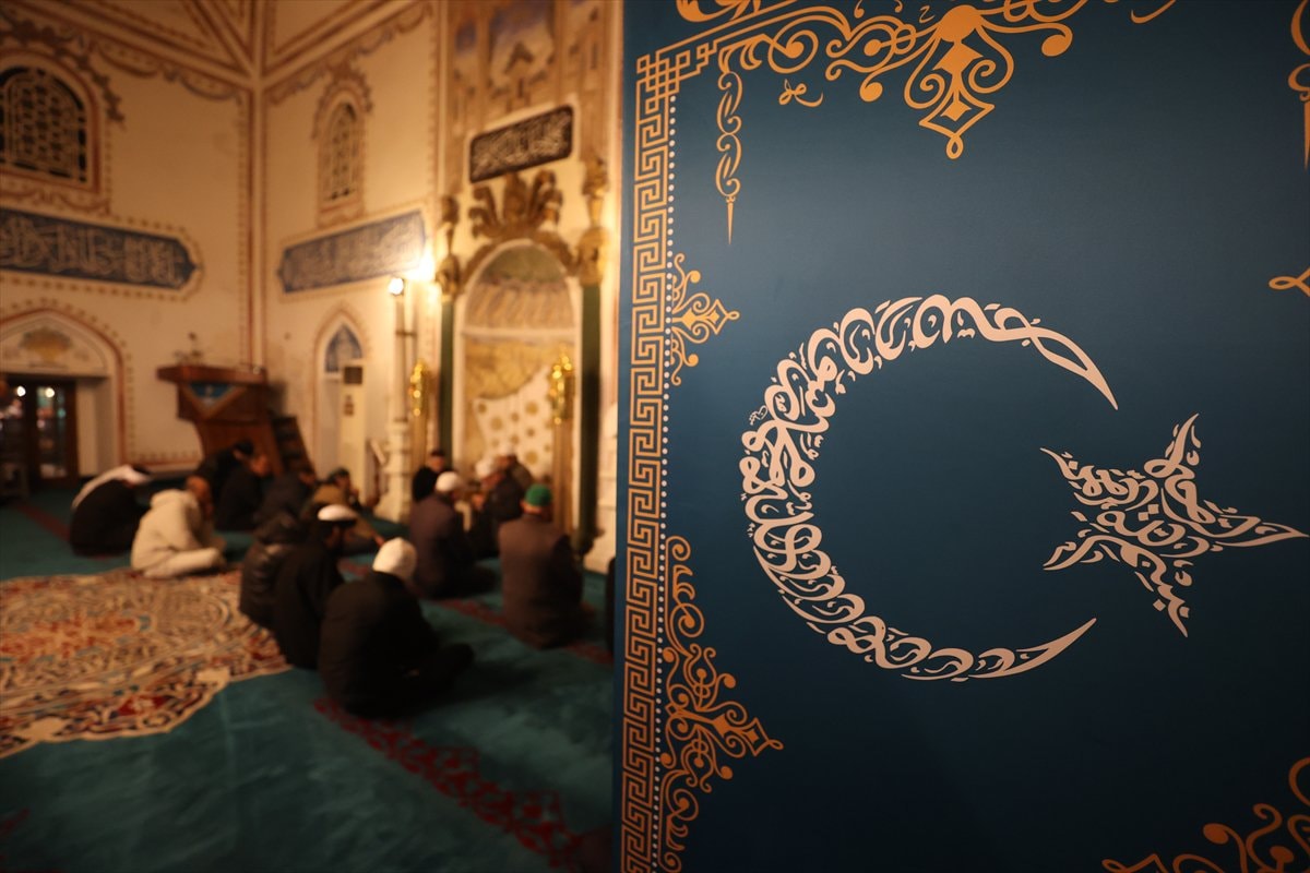 Türkiye genelinde Regaip Kandili camilerde dualarla idrak edildi