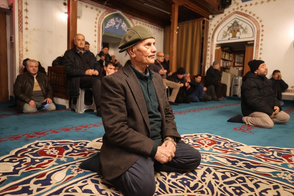 Türkiye genelinde Regaip Kandili camilerde dualarla idrak edildi