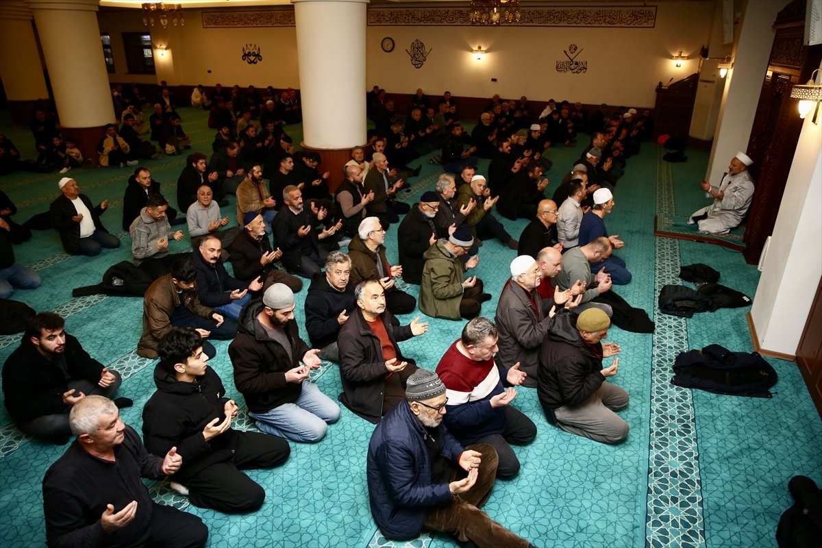 Türkiye genelinde Regaip Kandili camilerde dualarla idrak edildi