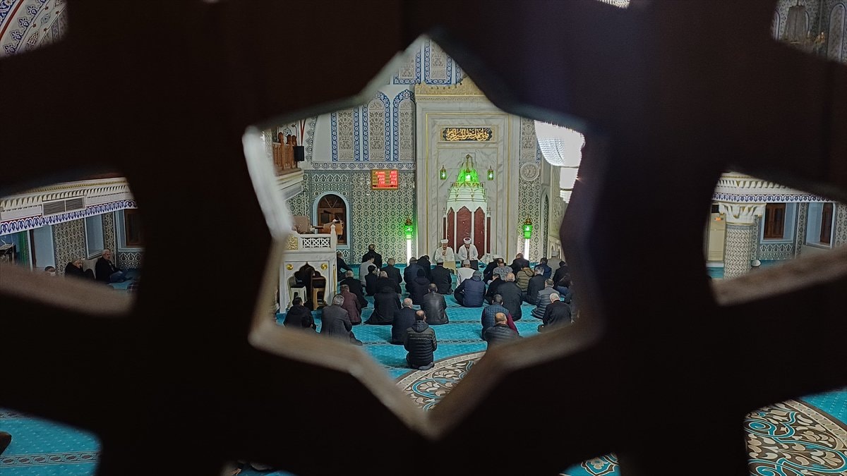 Türkiye genelinde Regaip Kandili camilerde dualarla idrak edildi