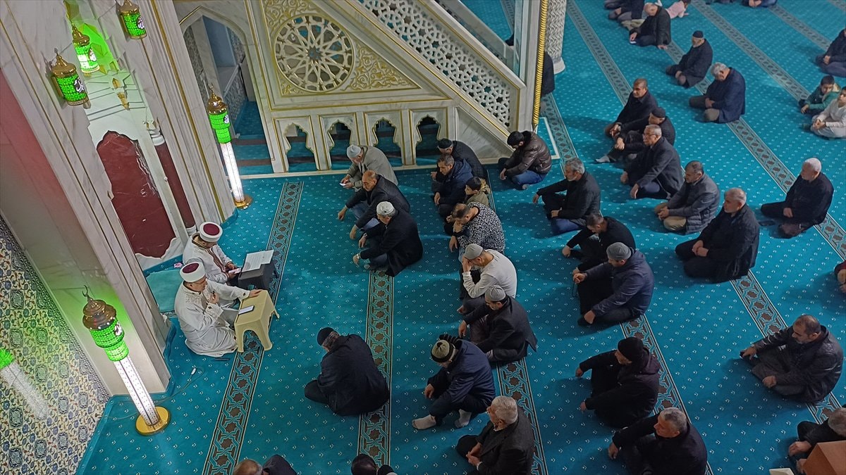 Türkiye genelinde Regaip Kandili camilerde dualarla idrak edildi