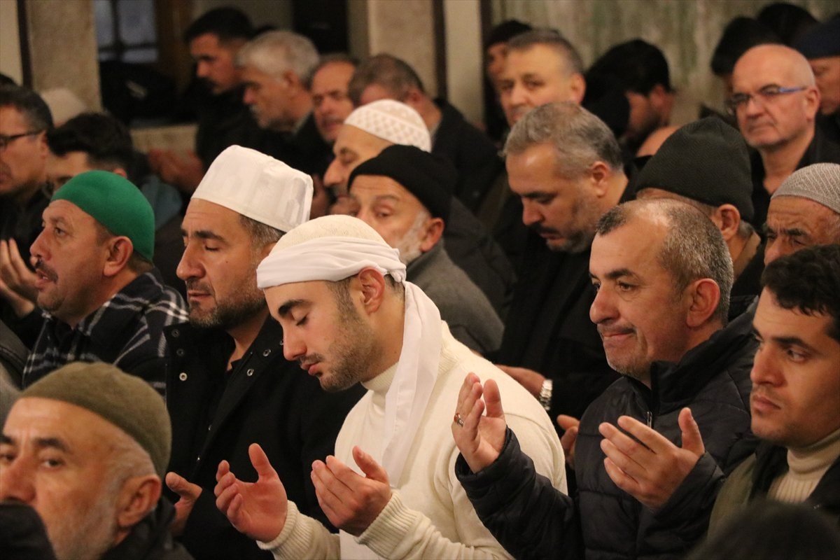 Türkiye genelinde Regaip Kandili camilerde dualarla idrak edildi