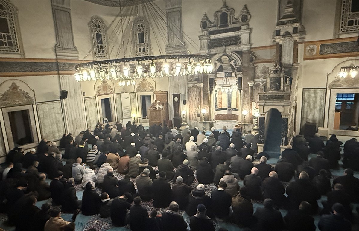 Türkiye genelinde Regaip Kandili camilerde dualarla idrak edildi