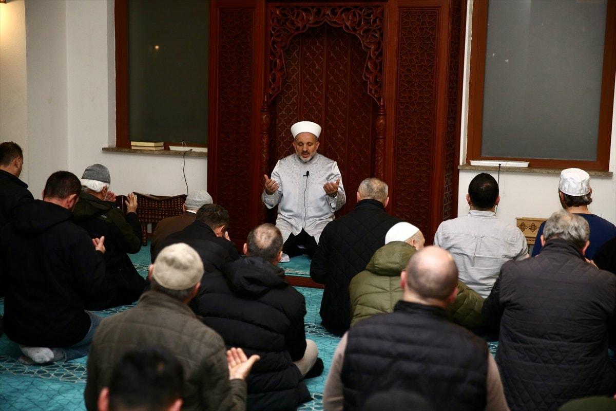 Türkiye genelinde Regaip Kandili camilerde dualarla idrak edildi