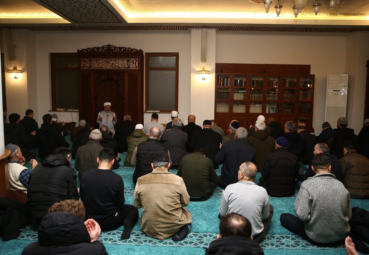 Türkiye genelinde Regaip Kandili camilerde dualarla idrak edildi