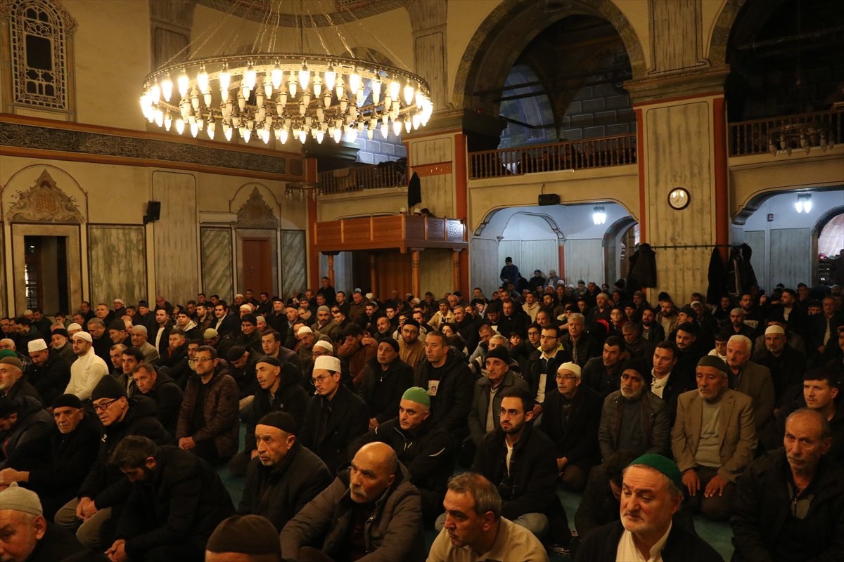 Türkiye genelinde Regaip Kandili camilerde dualarla idrak edildi